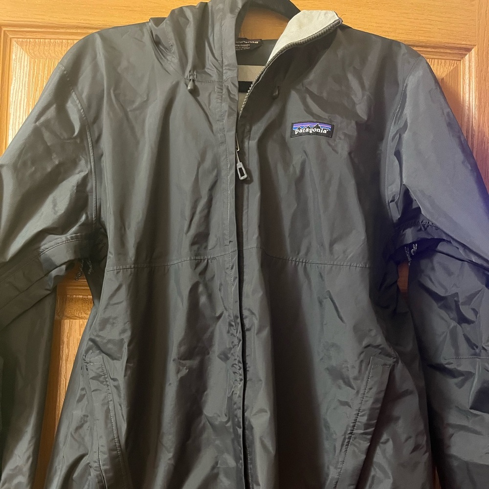 Mens patagonia rain jacket size small.